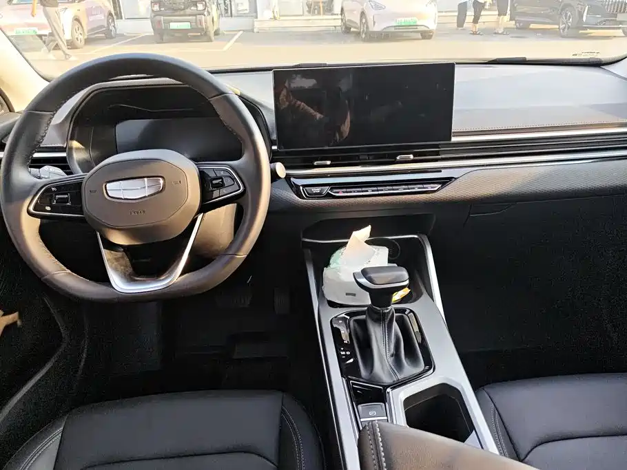 Geely Emgrand 2025 — фото 12