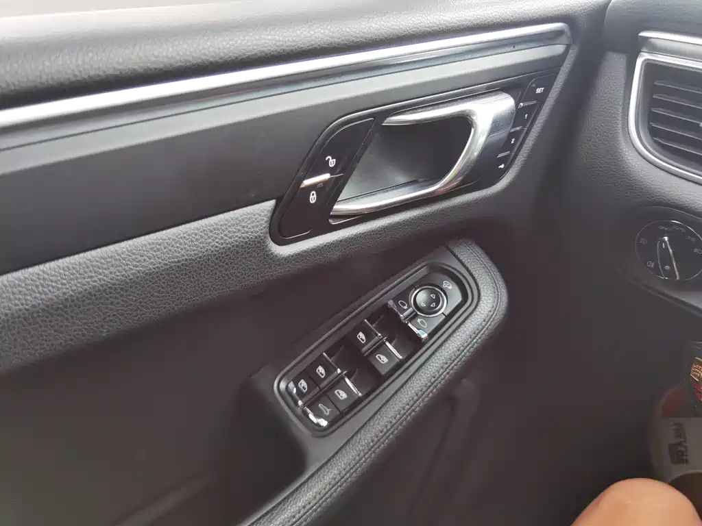 Porsche Macan 2018 — фото 16