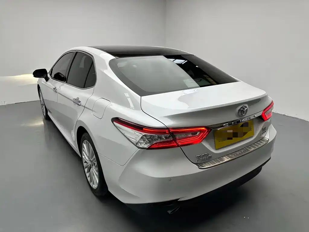 Toyota Camry 2018 — фото 7