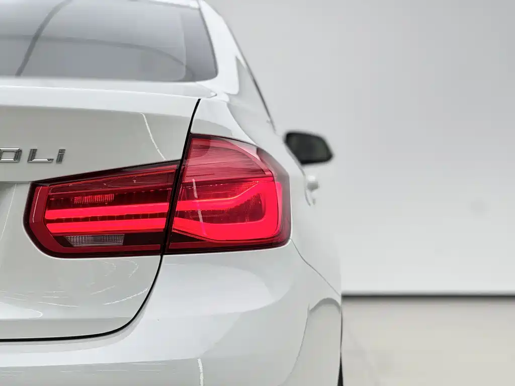 BMW 3 Series 2019 — фото 11