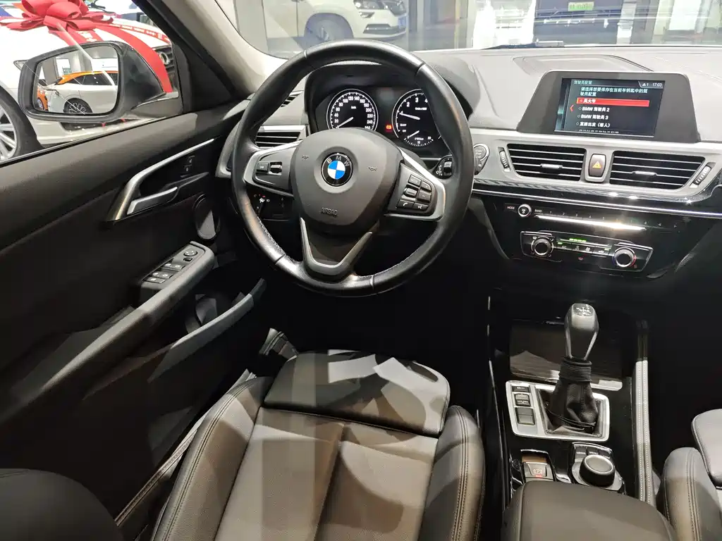 BMW 1 Series 2018 — фото 14