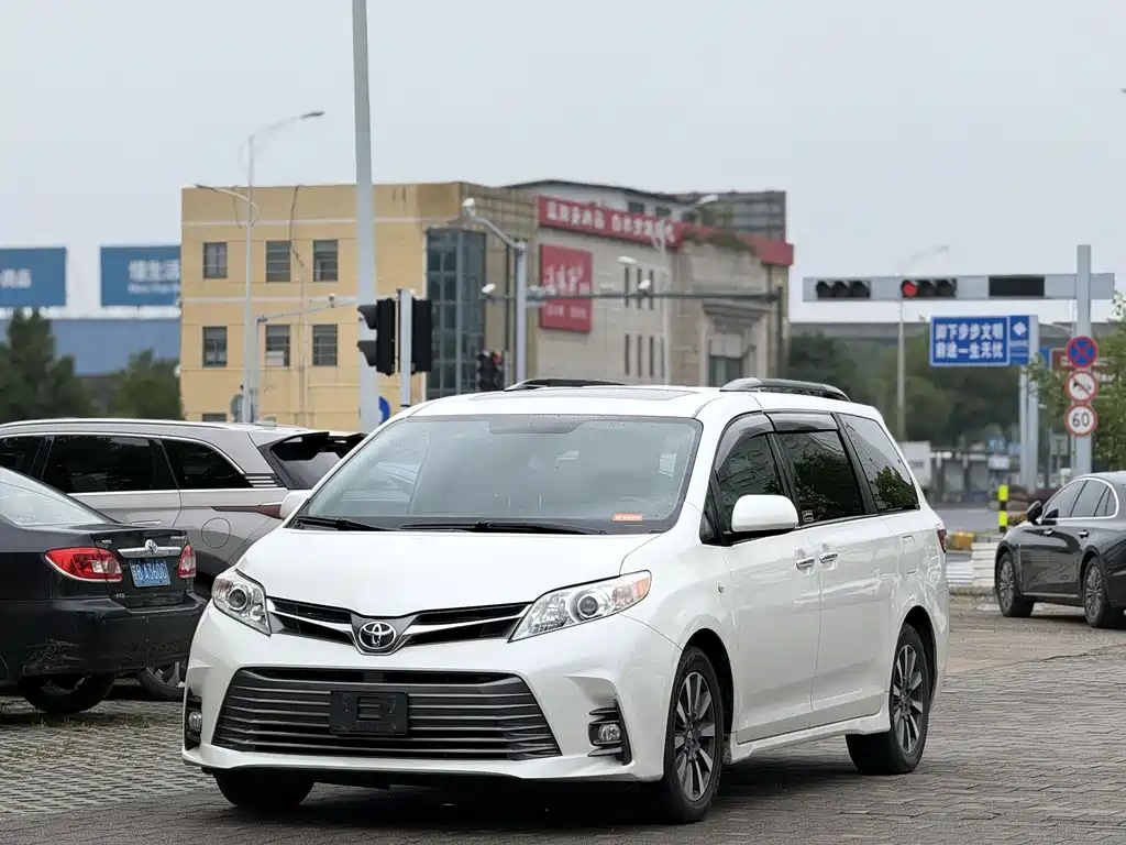Toyota Sienna 2019 — фото 1