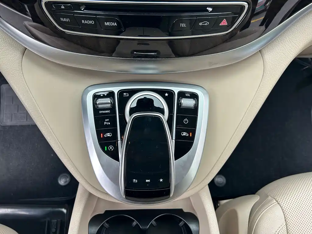 Mercedes-Benz V-Class 2020 — фото 19