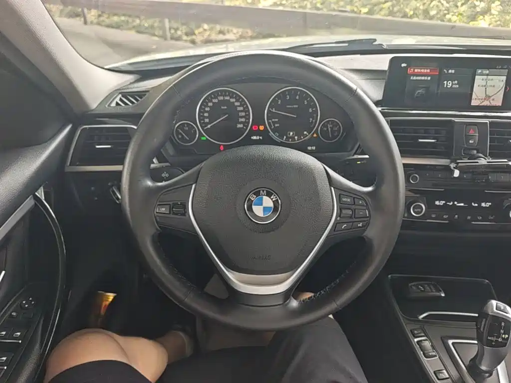 BMW 3 Series 2019 — фото 11