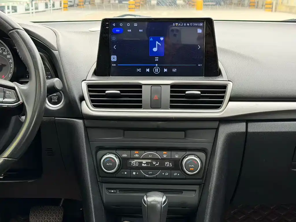Mazda 3 Axela 2017 — фото 10