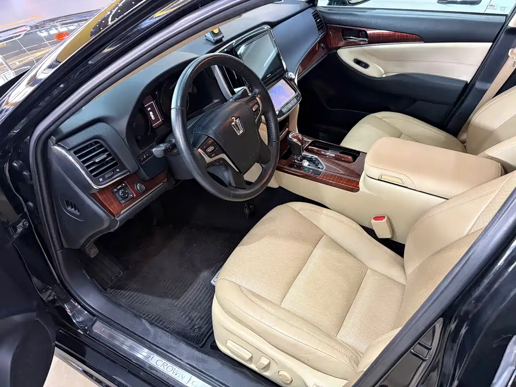 Toyota Crown 2016 — фото 4