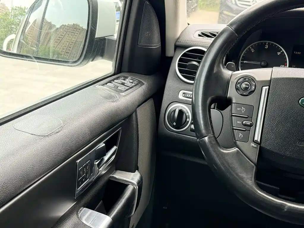 Land Rover Discovery 2014 — фото 15