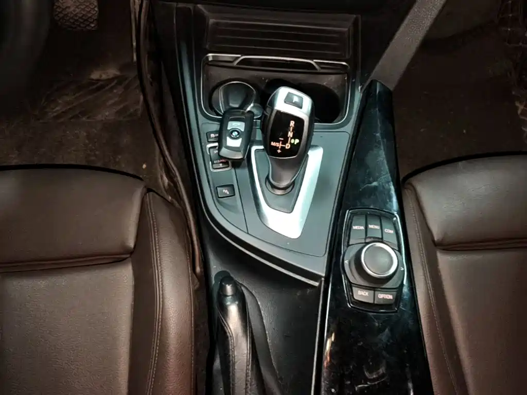 BMW 3 Series 2018 — фото 14