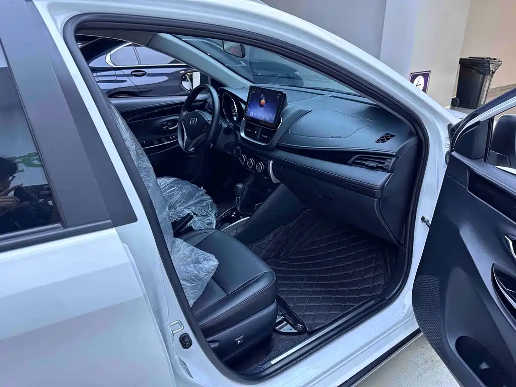 Toyota Yaris L 2022 — фото 11