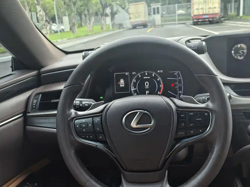 Lexus ES 2020 — фото 13