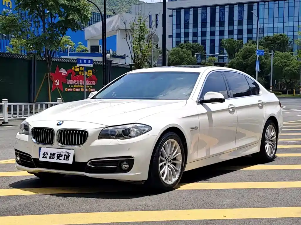BMW 5 Series 2016 — фото 1