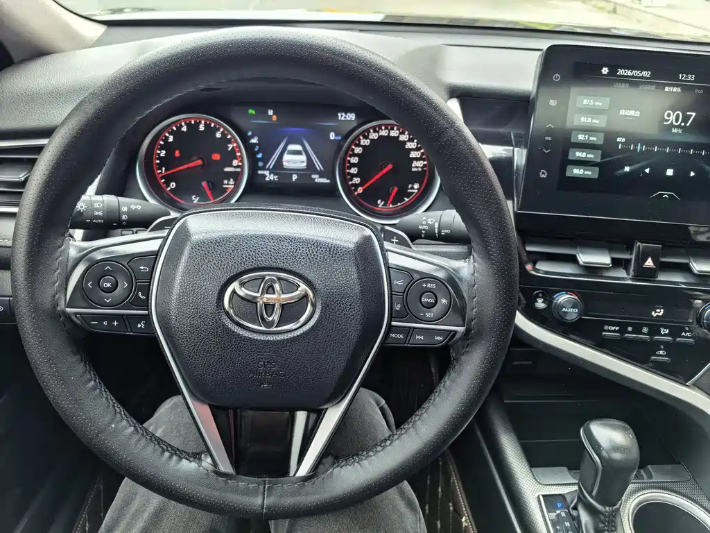 Toyota Camry 2023 — фото 3