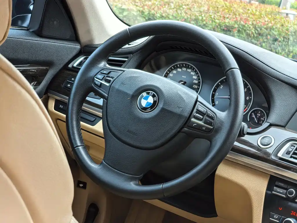 BMW 7 Series 2011 — фото 12