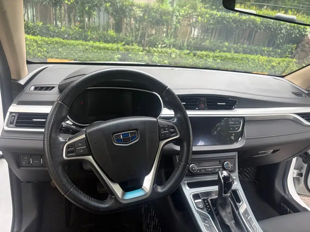 Geely Emgrand 2018 — фото 15
