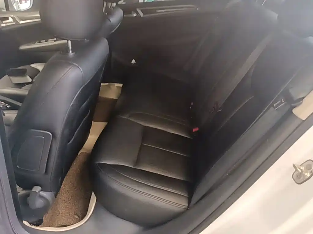 Peugeot 308 2015 — фото 17