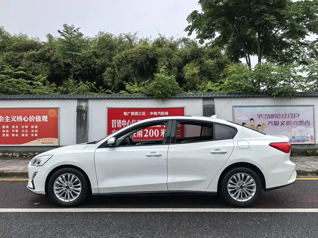 Ford Focus 2019 — фото 12