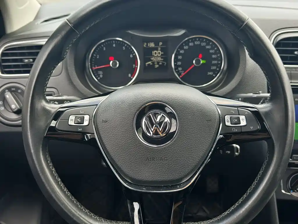 Volkswagen Polo 2016 — фото 12