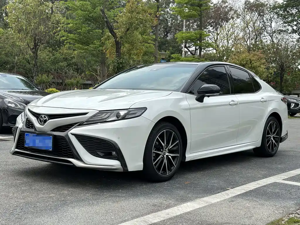 Toyota Camry 2022 — фото 1