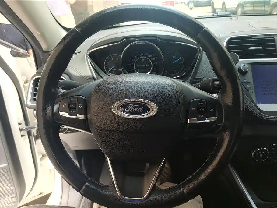 Ford Escort 2019 — фото 15
