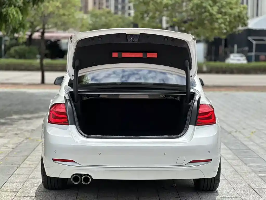 BMW 3 Series 2018 — фото 15