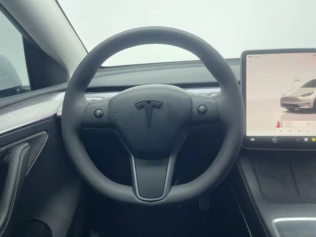 Tesla Model Y 2024 — фото 16