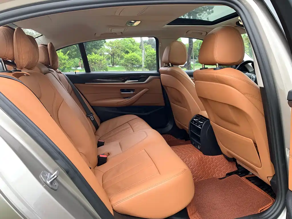 BMW 5 Series 2018 — фото 10