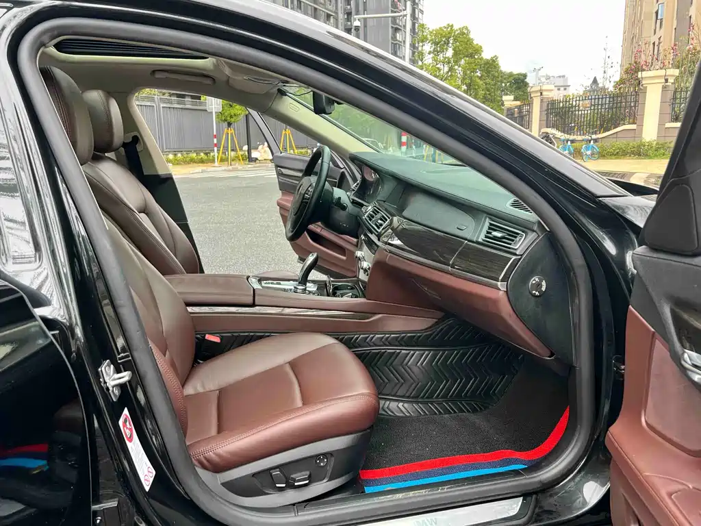 BMW 7 Series 2011 — фото 14