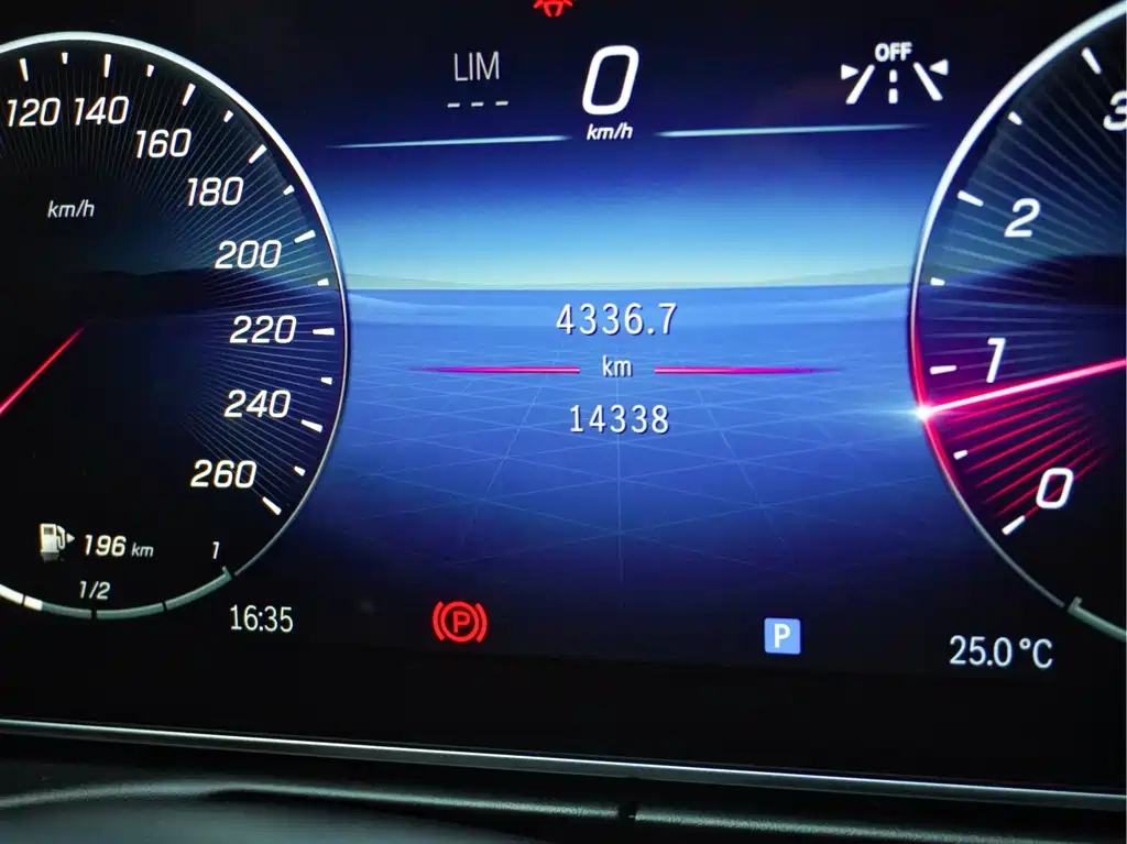Mercedes-Benz C-Class 2023 — фото 10