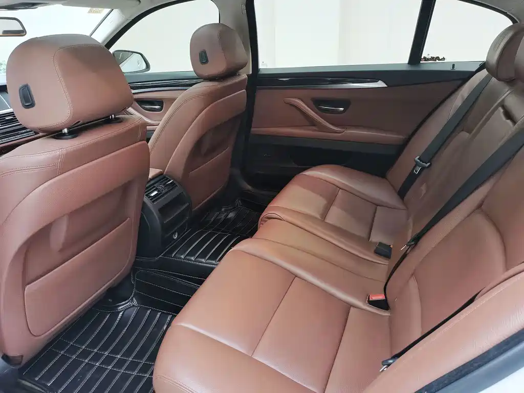 BMW 5 Series 2015 — фото 17
