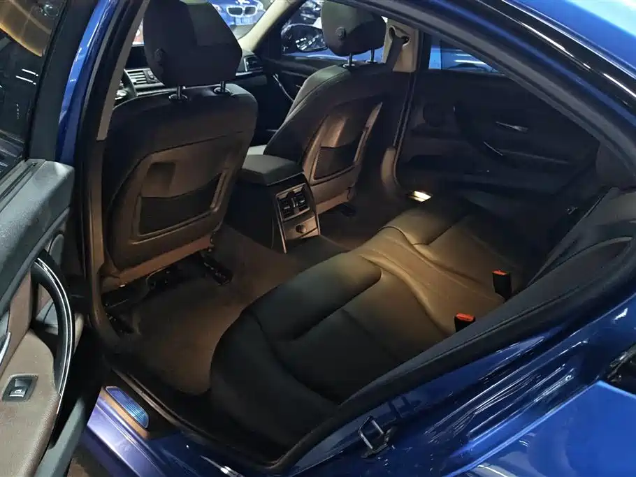 BMW 3 Series 2019 — фото 11