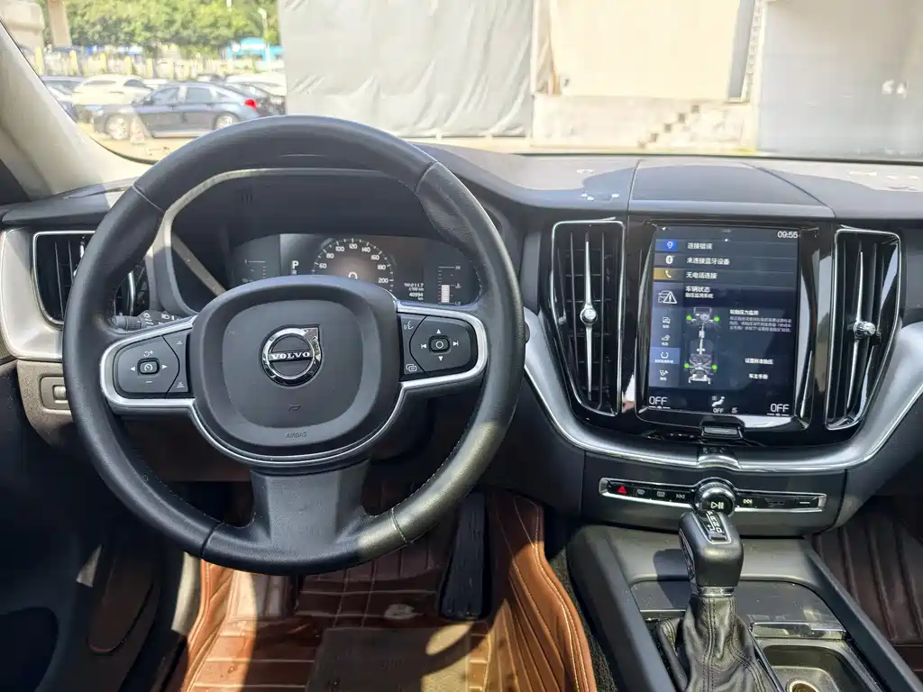 Volvo XC60 2018 — фото 10