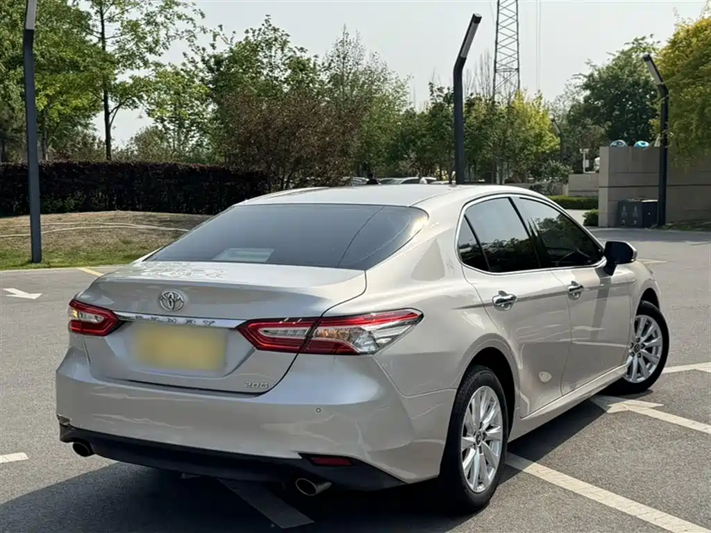 Toyota Camry 2019 — фото 8