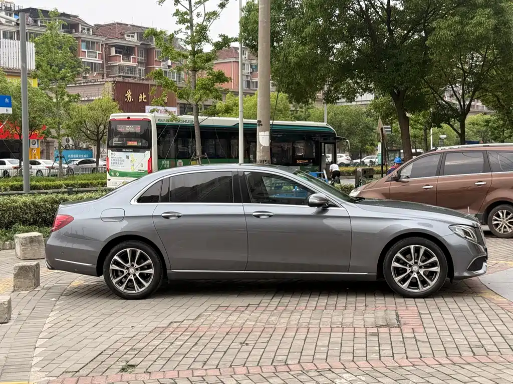 Mercedes-Benz E-Class 2017 — фото 17