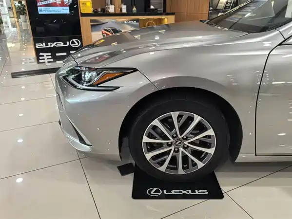 Lexus ES 2022