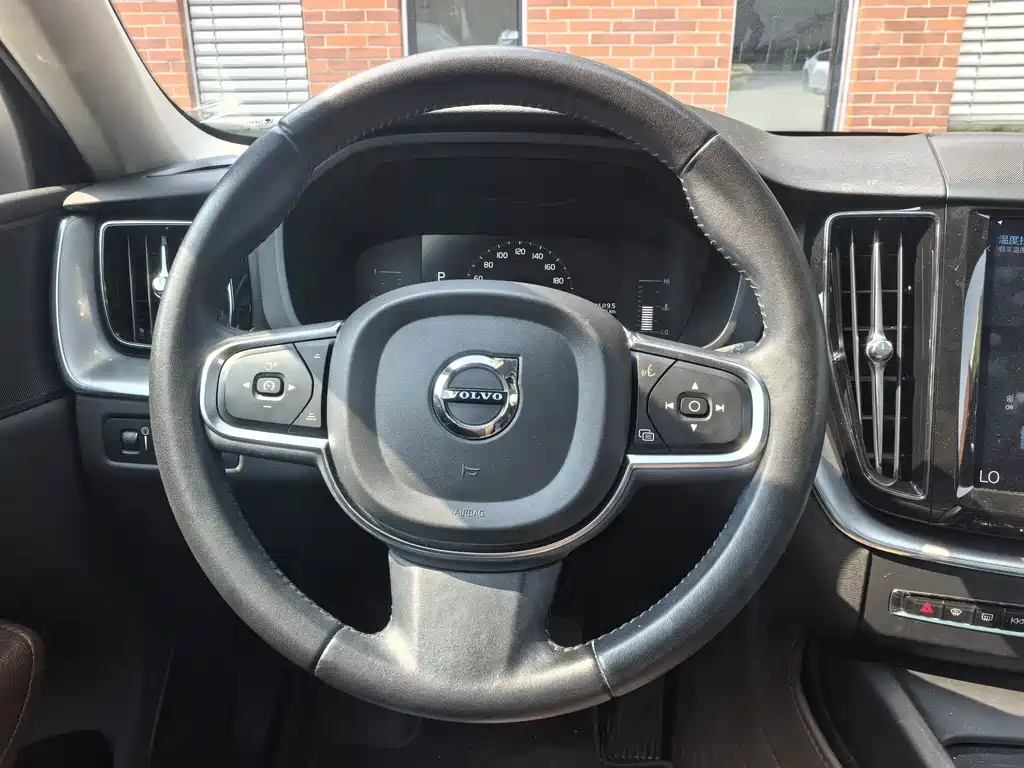 Volvo XC60 2020 — фото 13