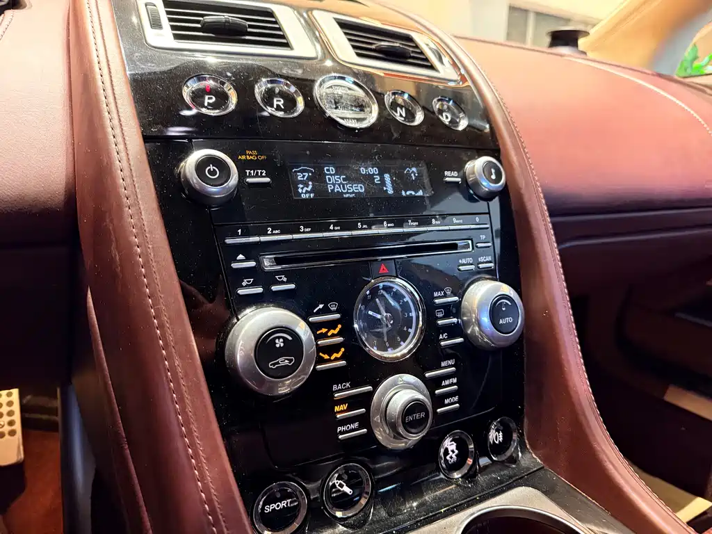 Aston Martin Rapide 2017 — фото 15