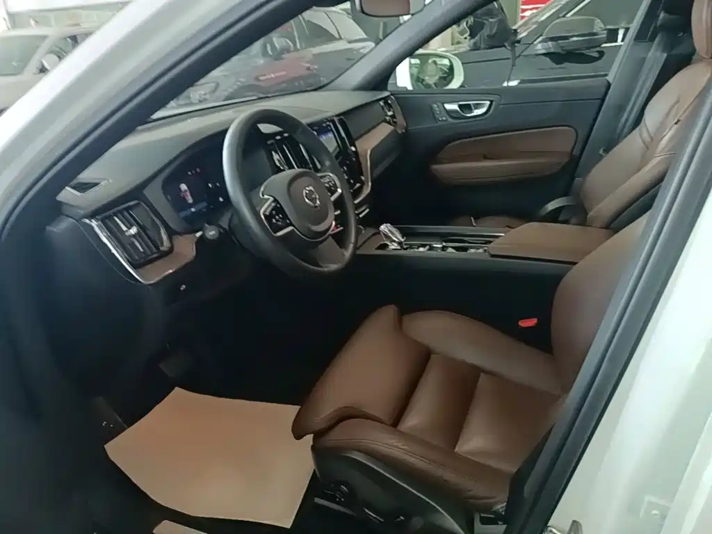 Volvo XC60 2023 — фото 15