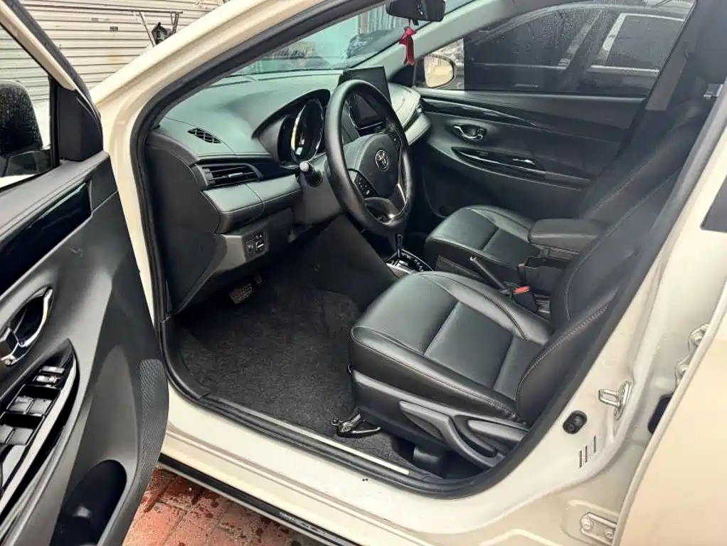 Toyota Yaris L 2022 — фото 6