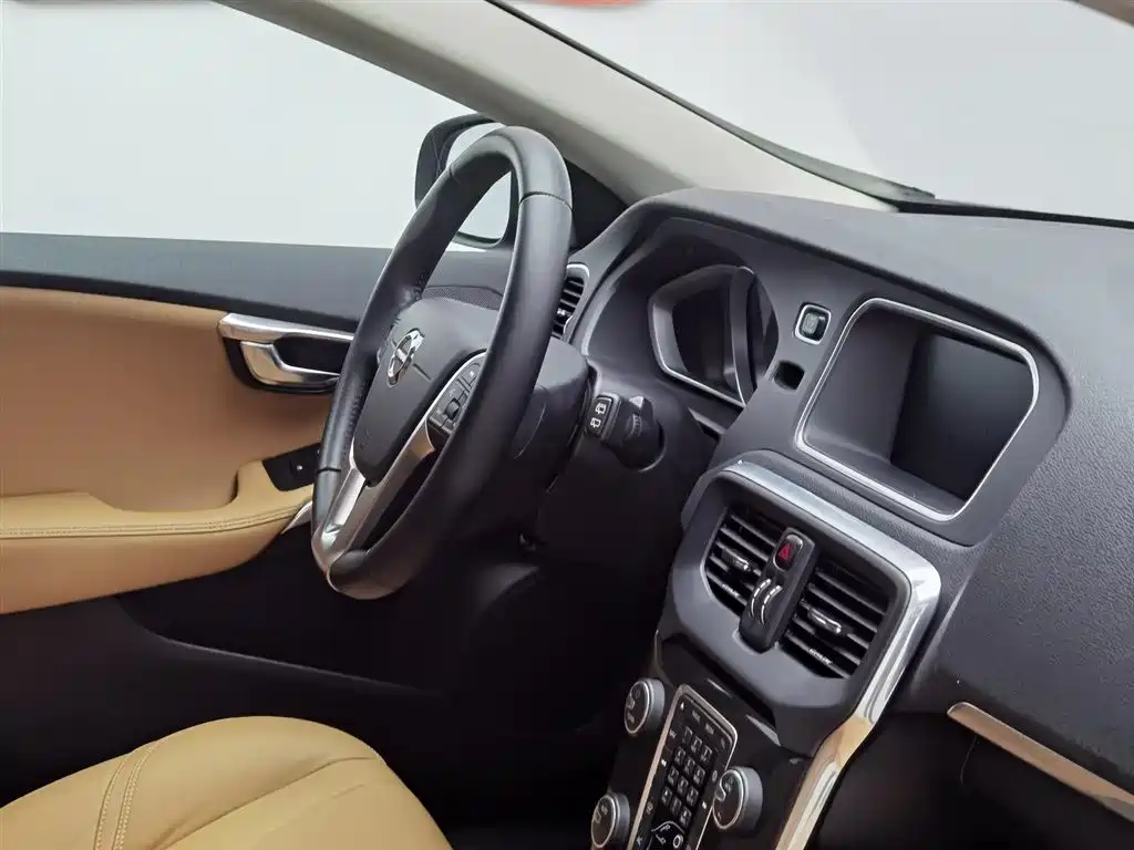Volvo V40 2017 — фото 22