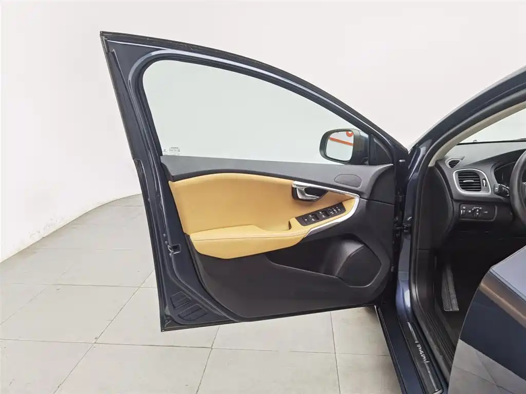 Volvo V40 2017 — фото 8
