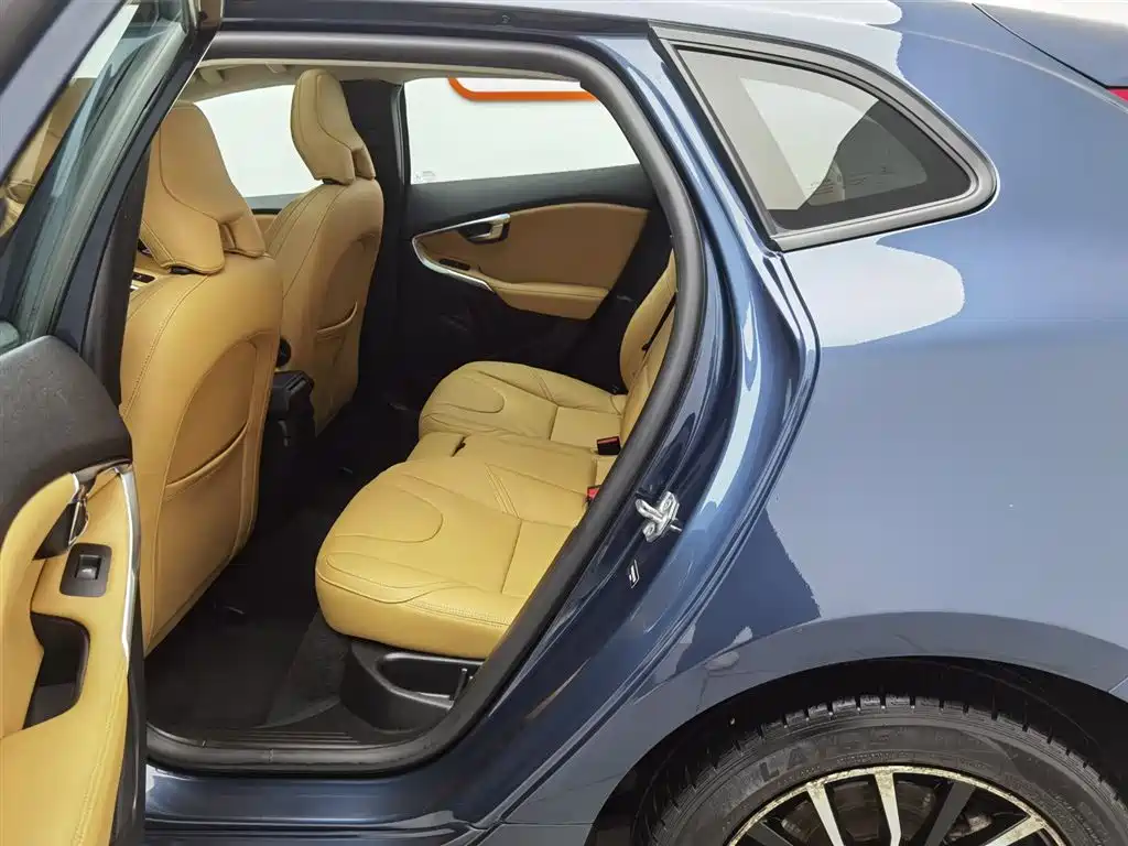 Volvo V40 2017 — фото 15
