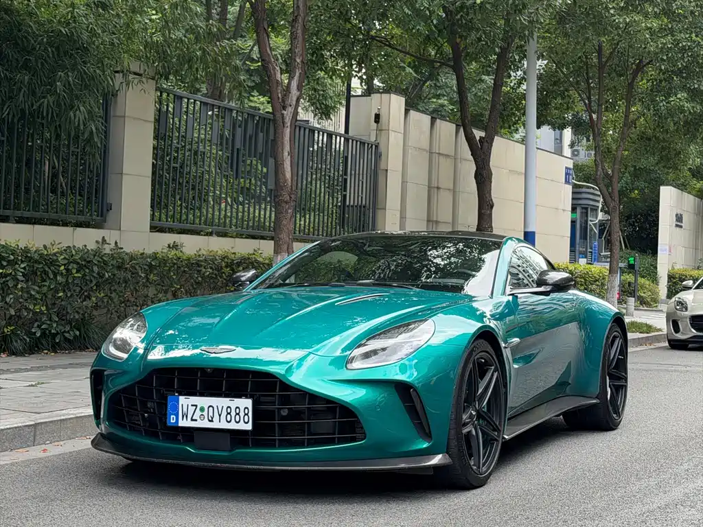 Aston Martin V8 Vantage 2024 — фото 1