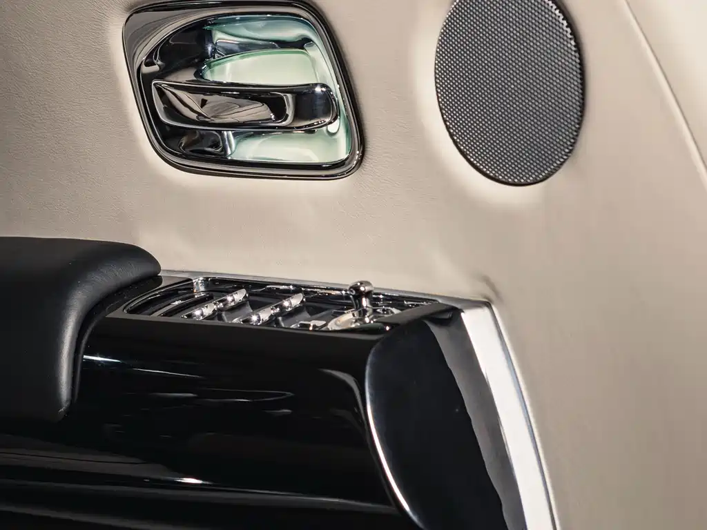 Rolls-Royce Phantom 2015 — фото 9
