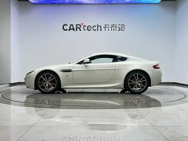 Aston Martin V8 Vantage 2012