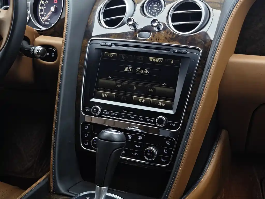 Bentley Flying Spur 2015 — фото 27