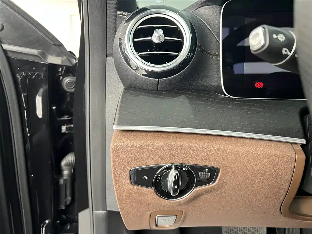 Mercedes-Benz E-Class 2022 — фото 18