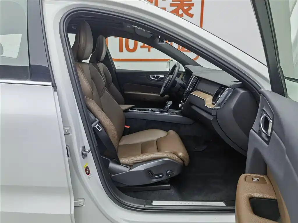 Volvo XC60 2020 — фото 23