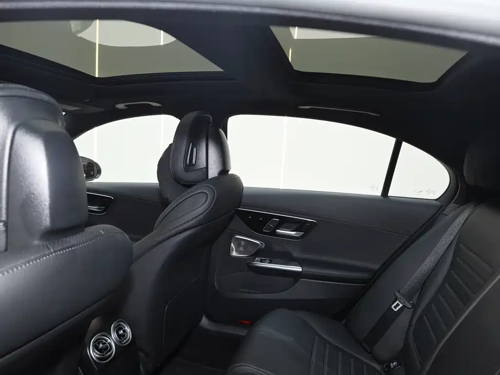 Mercedes-Benz C-Class 2024 — фото 19