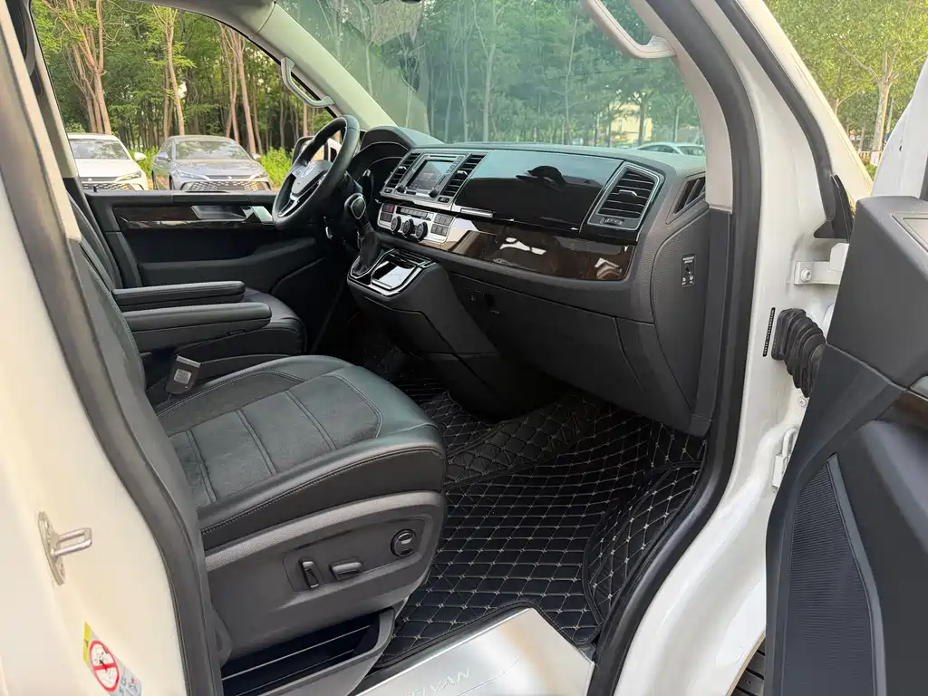Volkswagen Multivan 2018 — фото 11