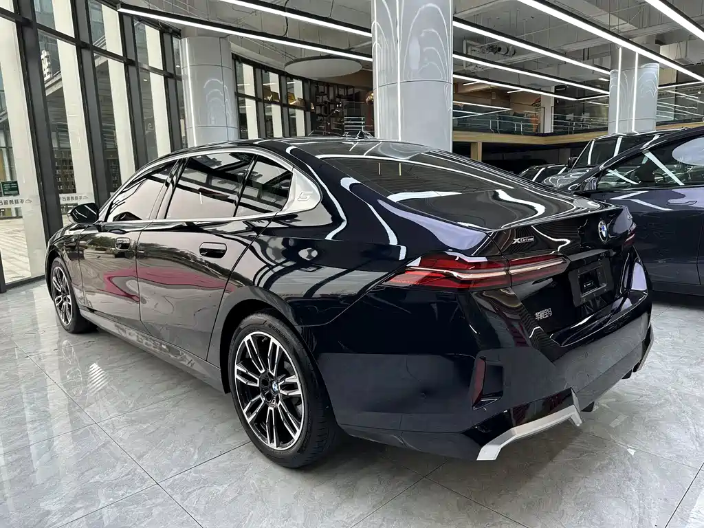 BMW 5 Series 2025 — фото 17